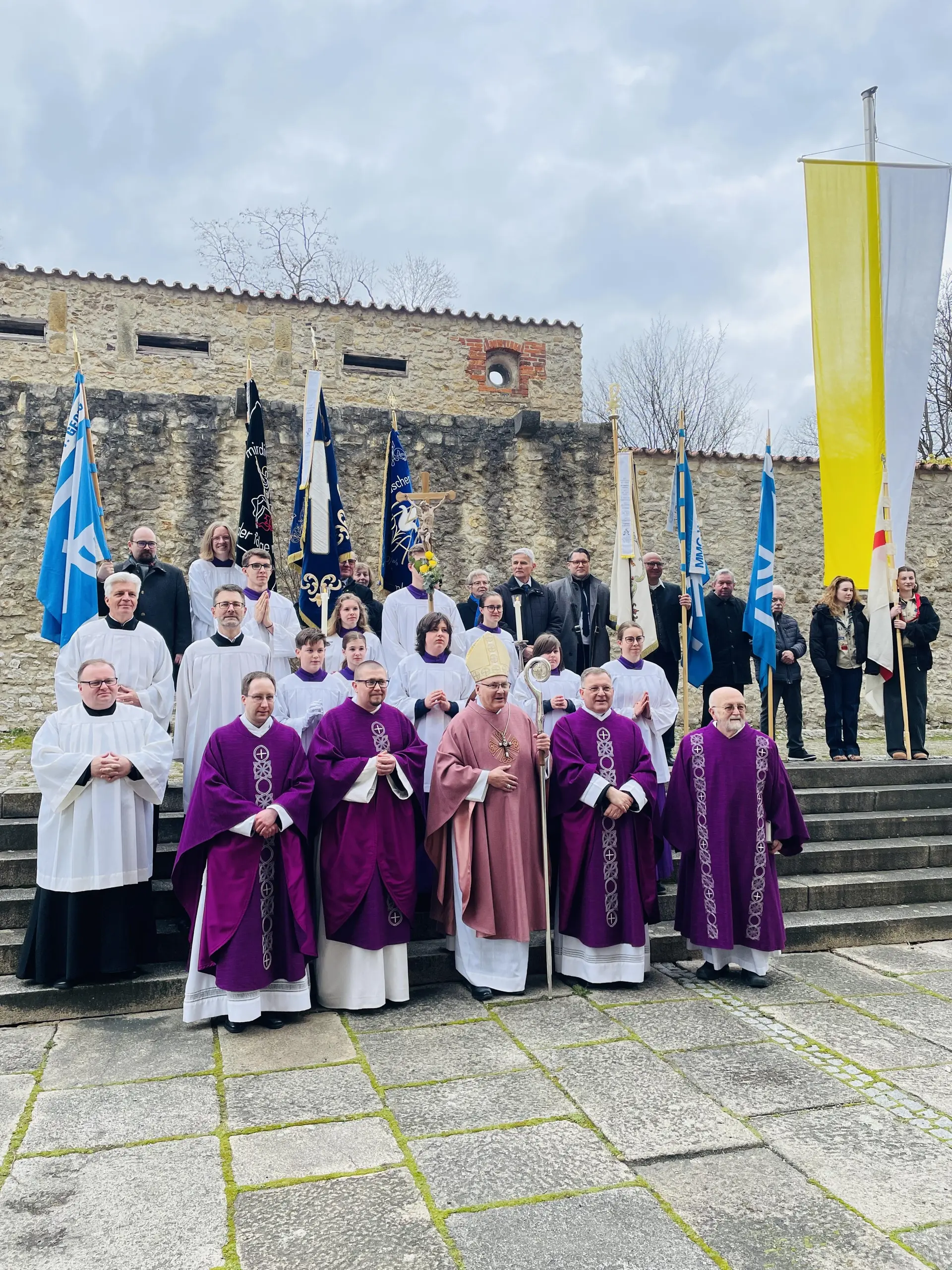 Gruppenbild außen mitBischof