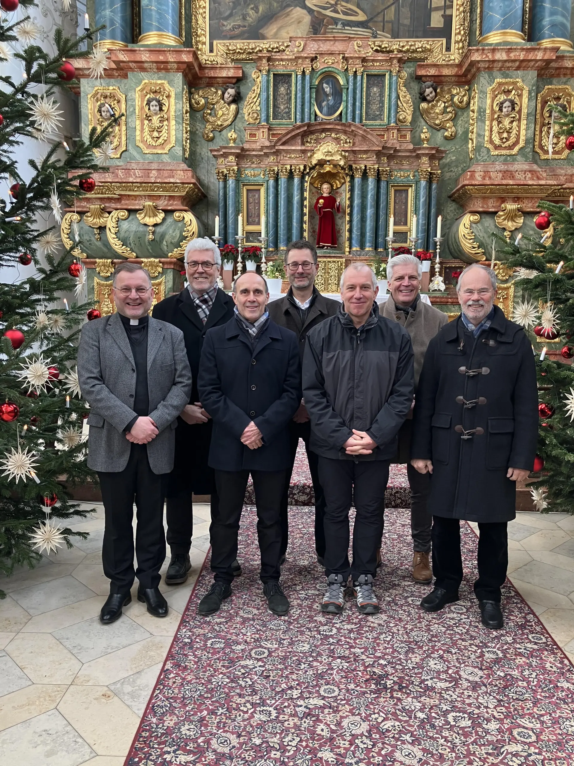 Nach der Pontifikalmesse noch ein Gruppenbild mit Bischof Rudolf Voderholzer, Regionaldekan Markus Brunner, Kaplan Henrik Preuß und Kaplan Johannes Spindler, Reinhard Heldmann, Praktikant Tobias Hirtreiter, Gemeindereferentin Gabriele Papp und den mitwirkenden Ministranten. (Bild: Reinhard Heldmann)